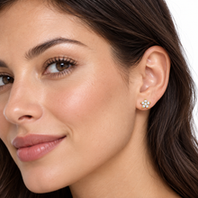 Par de Pendientes Flor Lumière de 6 mm con Circonitas Transparentes – Acero Inoxidable Hipoalergénico, Resistentes al Agua, Cierre de Rosca Trasera | Dorado y Plateado