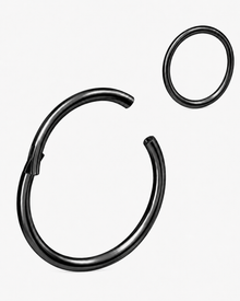 Piercing clicker negro de acero inoxidable abierto mostrando el cierre